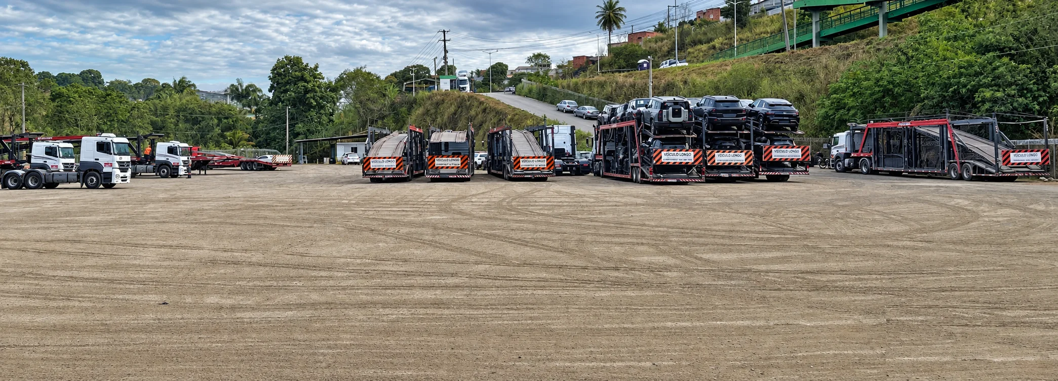 Caminhao cegonha Vix Transportes carregado de veiculos ao por do sol