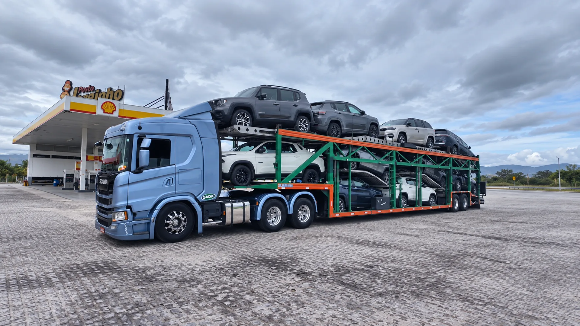 Caminhao cegonha carregado de SUVs em parada de viagem no Brasil
